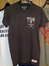 gD[WTVc@TRUE RELIGION STYLE:MMJ8V34Y69 COLOR:WJ CHARCOAL SKULL AND BONES S/S VINTAGE CR